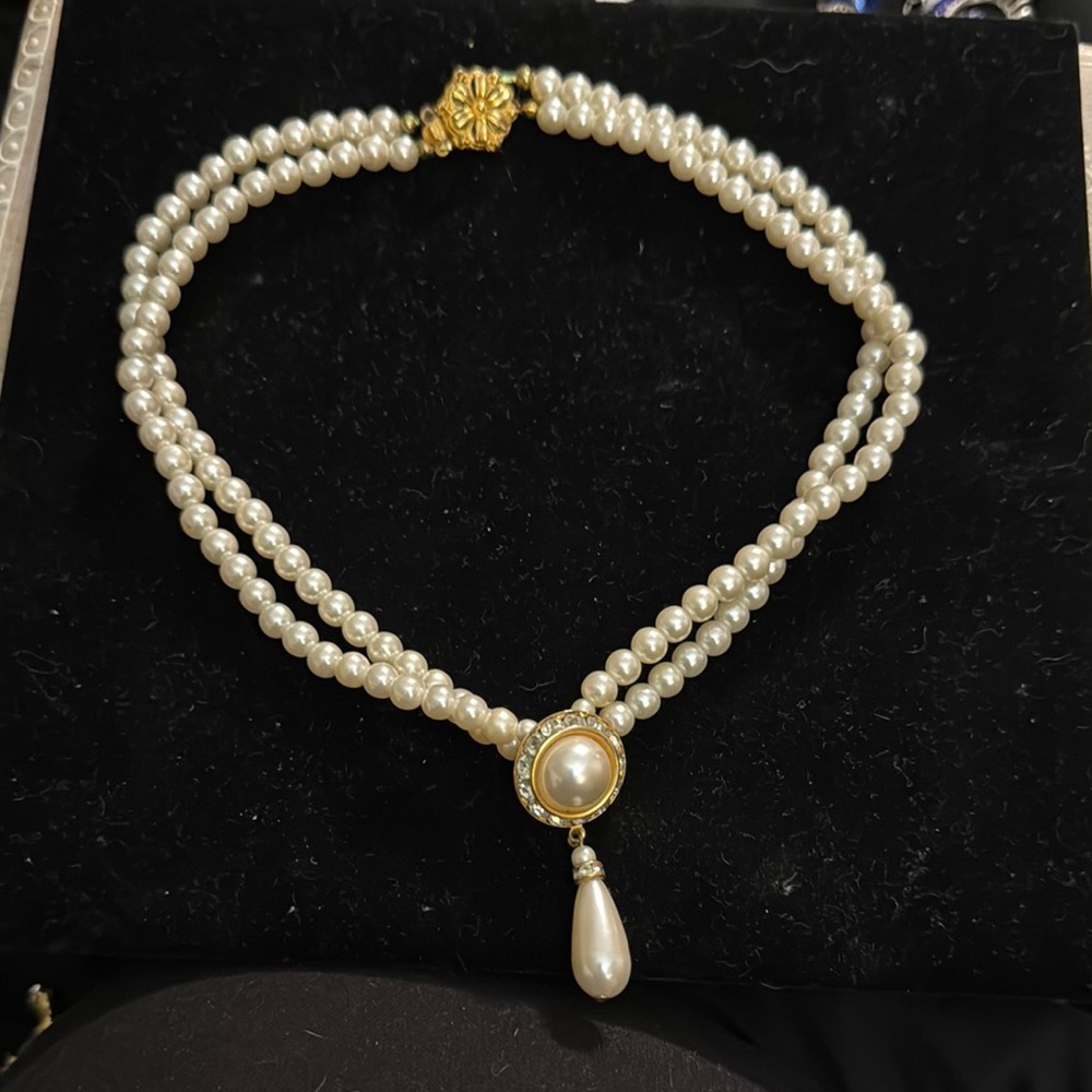 Elegant Vintage Faux Pearl Necklace with Gold Accents